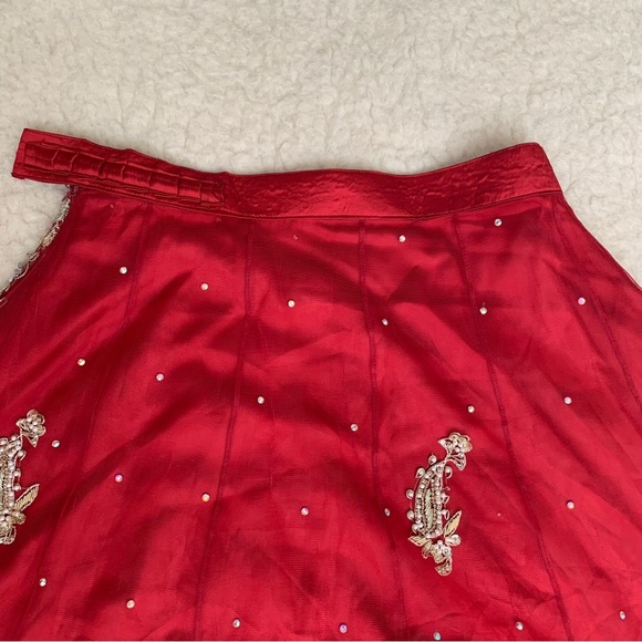 Traditional Pakistani Indian bridal lehenga in red - Picture 13 of 16
